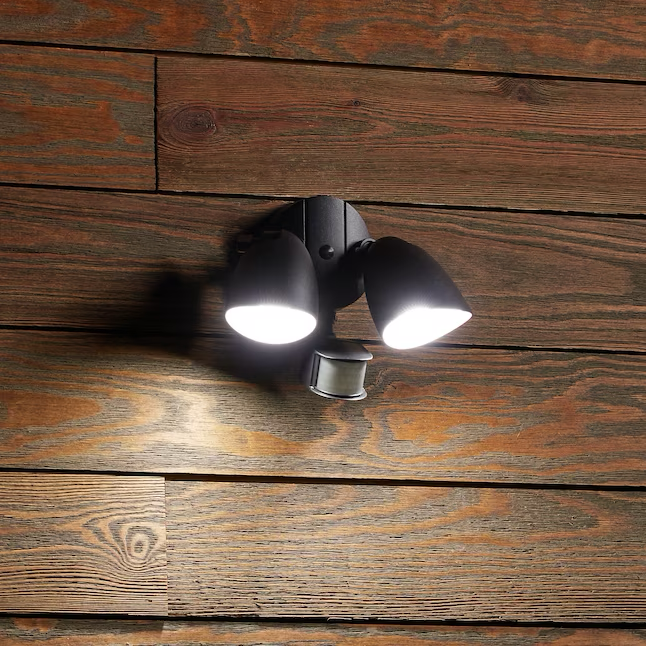 Utilitech Luz de inundación activada por movimiento de 2 cabezales LED negra con cable equivalente a 110 grados y 100 vatios con temporizador de 1500 lúmenes