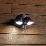 Utilitech Luz de inundación activada por movimiento de 2 cabezales LED negra con cable equivalente a 110 grados y 100 vatios con temporizador de 1500 lúmenes