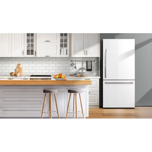 Refrigerador Hisense con congelador inferior y profundidad de mostrador de 17.2 pies cúbicos (blanco) ENERGY STAR