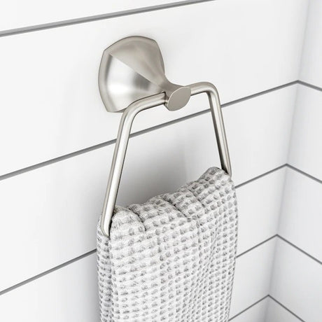 Juego de accesorios de baño decorativos de níquel cepillado Sandover Spotshield de 3 piezas Delta con barra para toallas, soporte para papel higiénico y anillo para toallas 