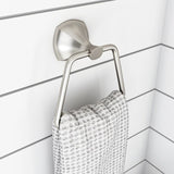Juego de accesorios de baño decorativos de níquel cepillado Sandover Spotshield de 3 piezas Delta con barra para toallas, soporte para papel higiénico y anillo para toallas 
