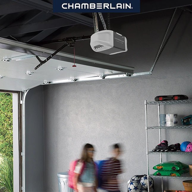 El abridor de puerta de garaje con transmisión por correa inteligente de 0.5 HP de Chamberlain funciona con compatibilidad Wi-Fi Myq